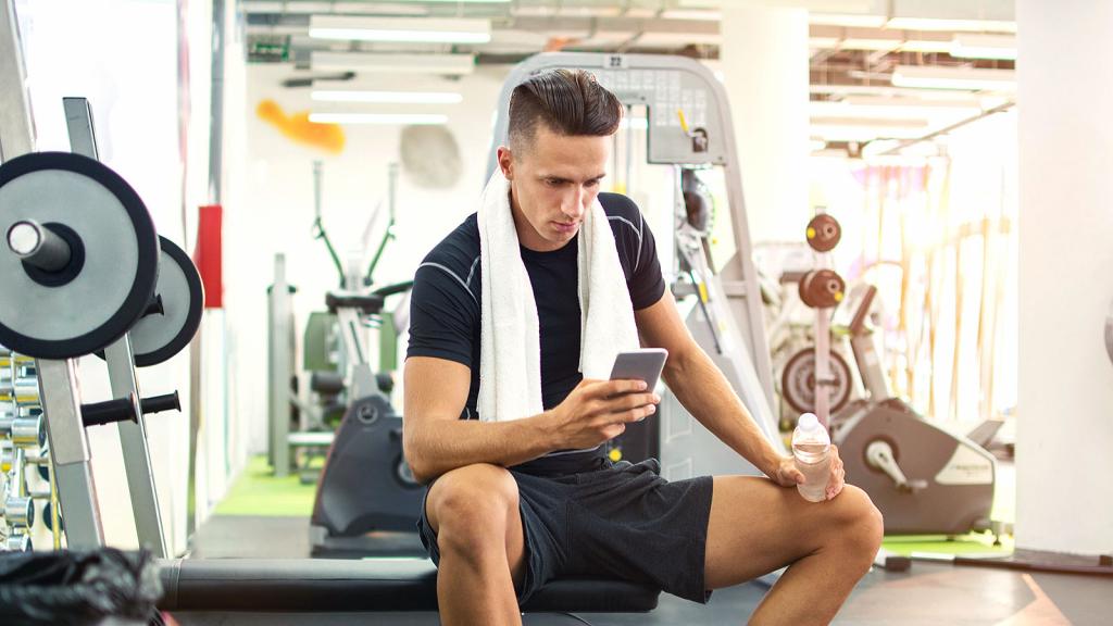 "Тренировка в обнимку с телефоном": врач-невролог назвал самую частую ошибку в спортзале