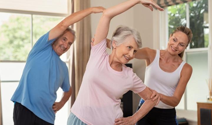 Плавание, ритмика и даже велоспорт: какие виды спорта помогут долго сохранить здоровье пенсионерам