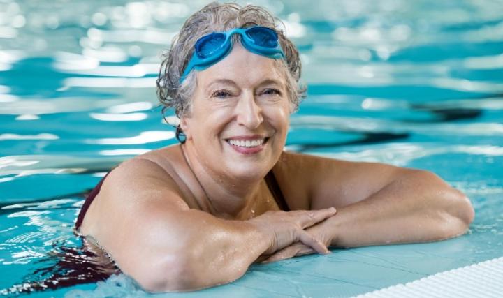 Плавание, ритмика и даже велоспорт: какие виды спорта помогут долго сохранить здоровье пенсионерам