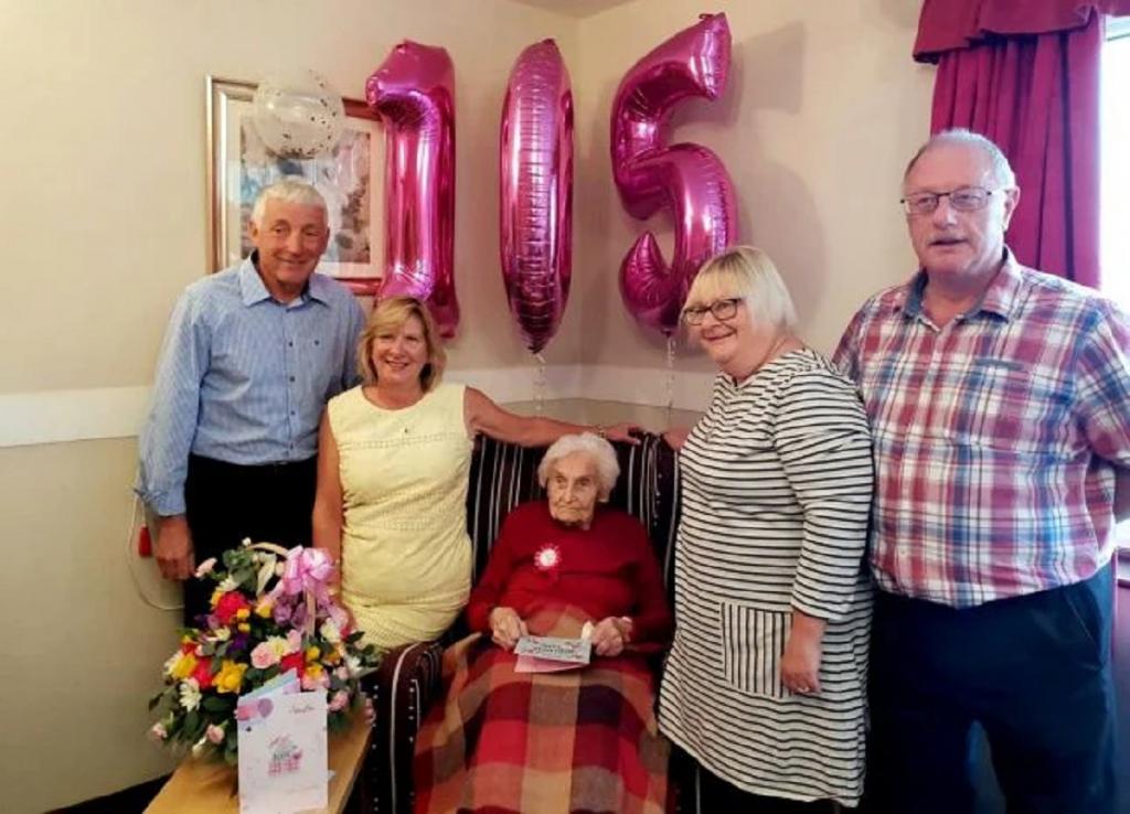 105-летняя англичанка назвала секрет долголетия. По ее словам, это одиночество