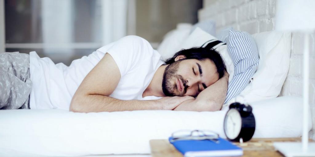 Вялость после ночного отдыха: как улучшить сон, всего лишь открыв форточку, рассказал врач