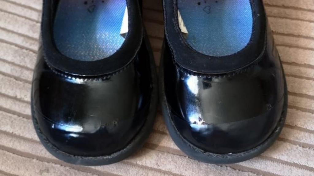 Ремонт потрепанных школьных туфель изолентой: если не знать, то сложно заметить