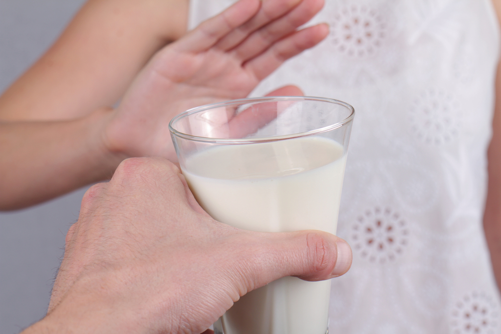Врач-диетолог Ольга Шмелева рассказала, стоит ли взрослым людям пить молоко