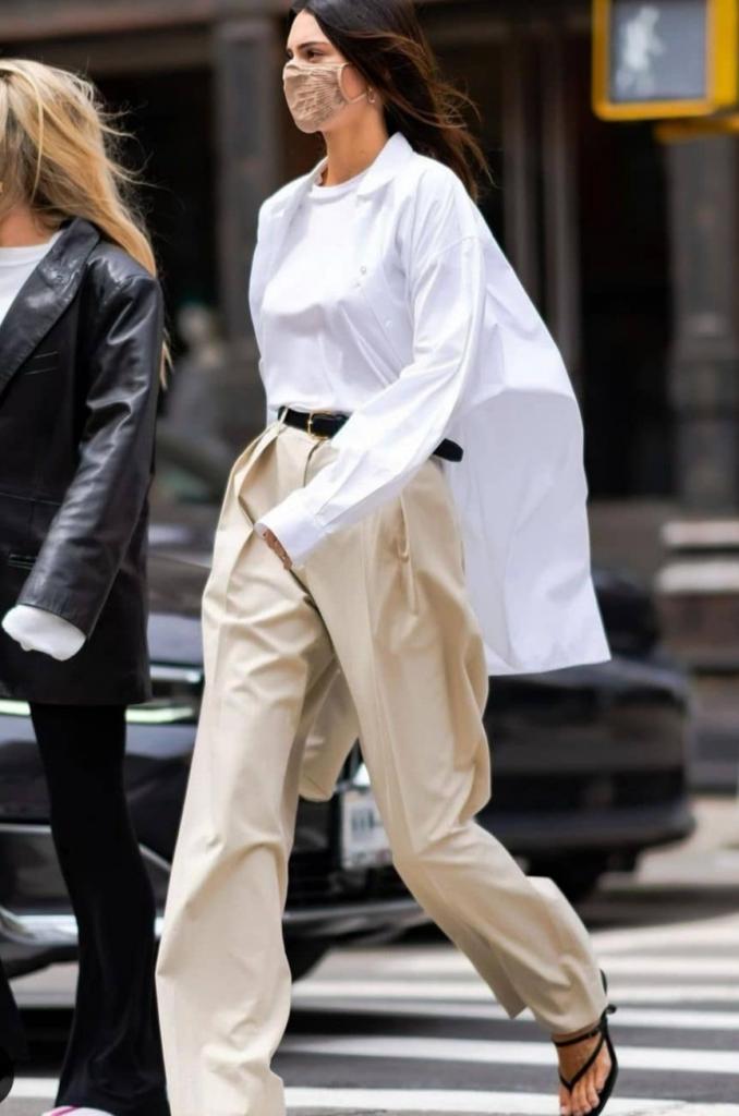 Выглядит очаровательно: как носить белые блузы, чтобы не напоминать офисного работника