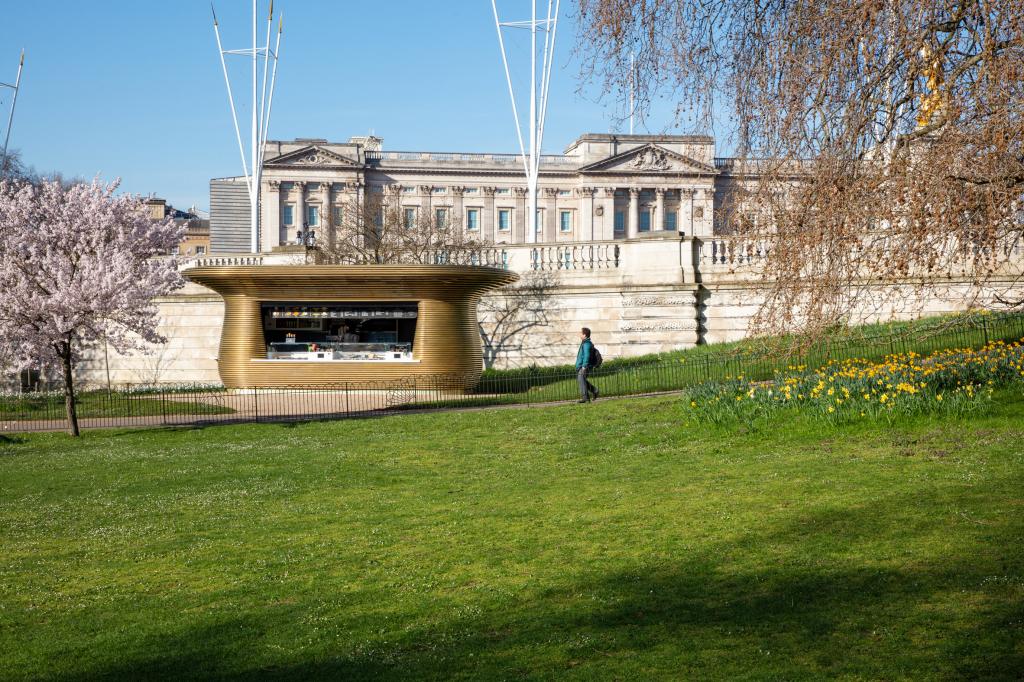 Киоск рядом с Букингемским дворцом не может быть обычным: дизайнеры сделали его золотым и рельефным