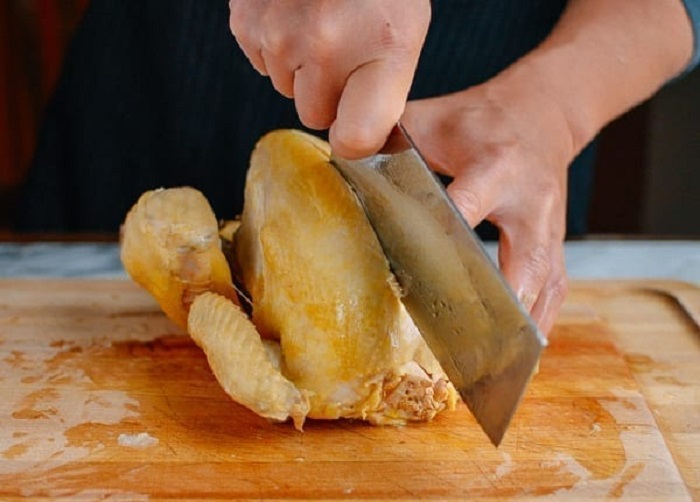 Все на тарелке и ничего лишнего: способ, которым принято разделывать целую курицу в Китае