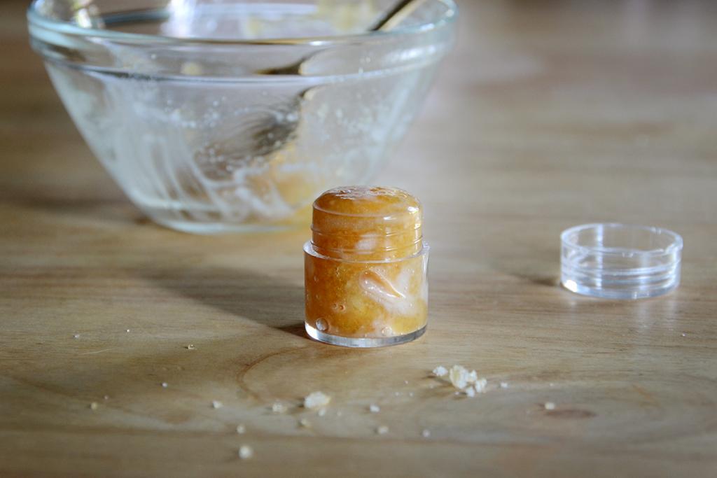 Сахар, мед и масло: рецепт домашнего скраба для губ без намека на химию