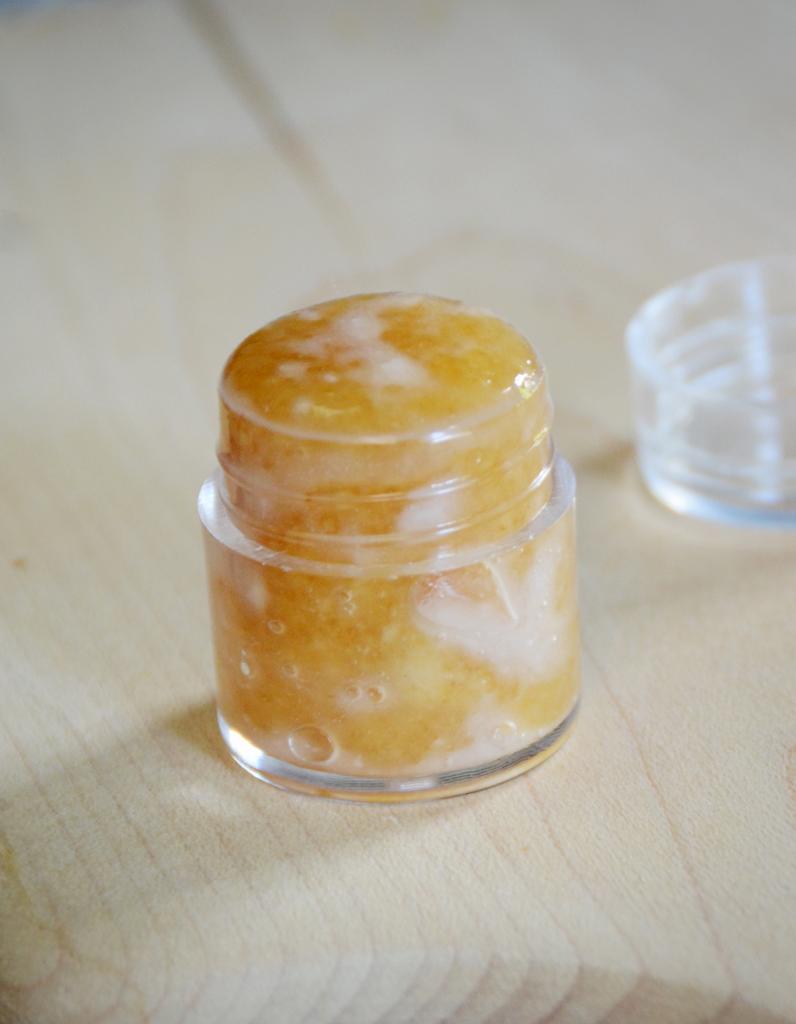 Сахар, мед и масло: рецепт домашнего скраба для губ без намека на химию