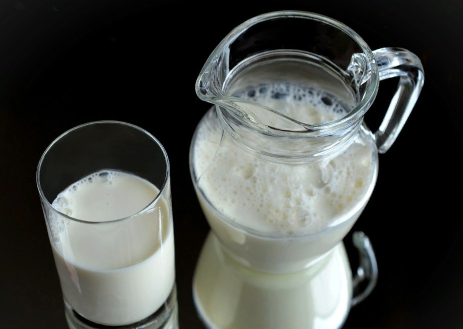 Не стоит зацикливаться на обезжиренном молоке и кефире: молочный жир защищает от ожирения и продлевает жизнь