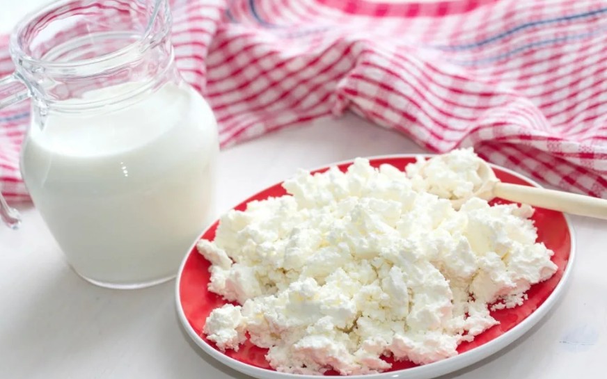 Не стоит зацикливаться на обезжиренном молоке и кефире: молочный жир защищает от ожирения и продлевает жизнь