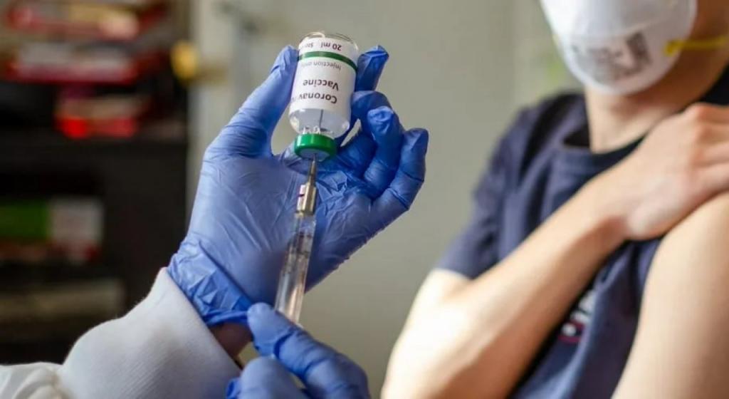 Бывший главный санитарный врач РФ считает, что переболевшим COVID-19 пока не нужно проходить курс вакцинации