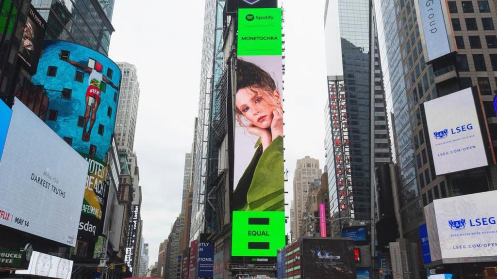 Билборд c изображением российской певицы Монеточки появился в самом центре Нью-Йорка