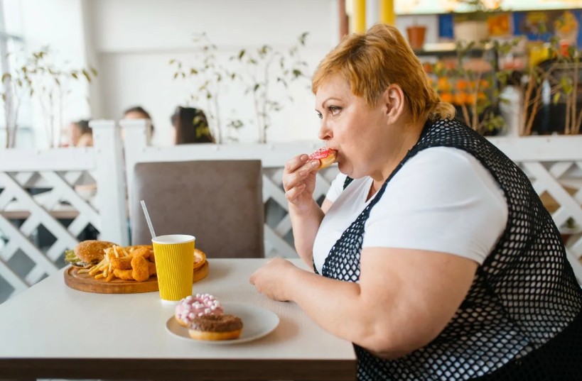 Исследование показало, что переедание может быть признаком нехватки витаминов: нужен правильный рацион