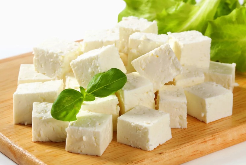 Все о сыре: самые легкие и низкокалорийные сорта, как узнать, не испорчен ли продукт