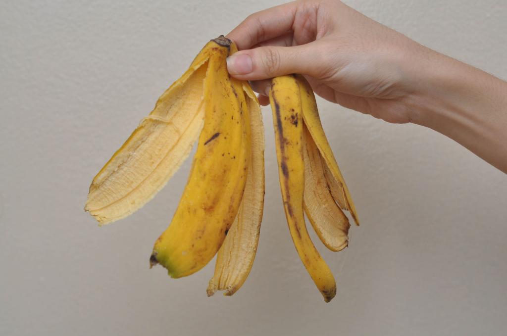 Не выбрасывайте банановую кожуру, ее можно использовать для ухода за кожей