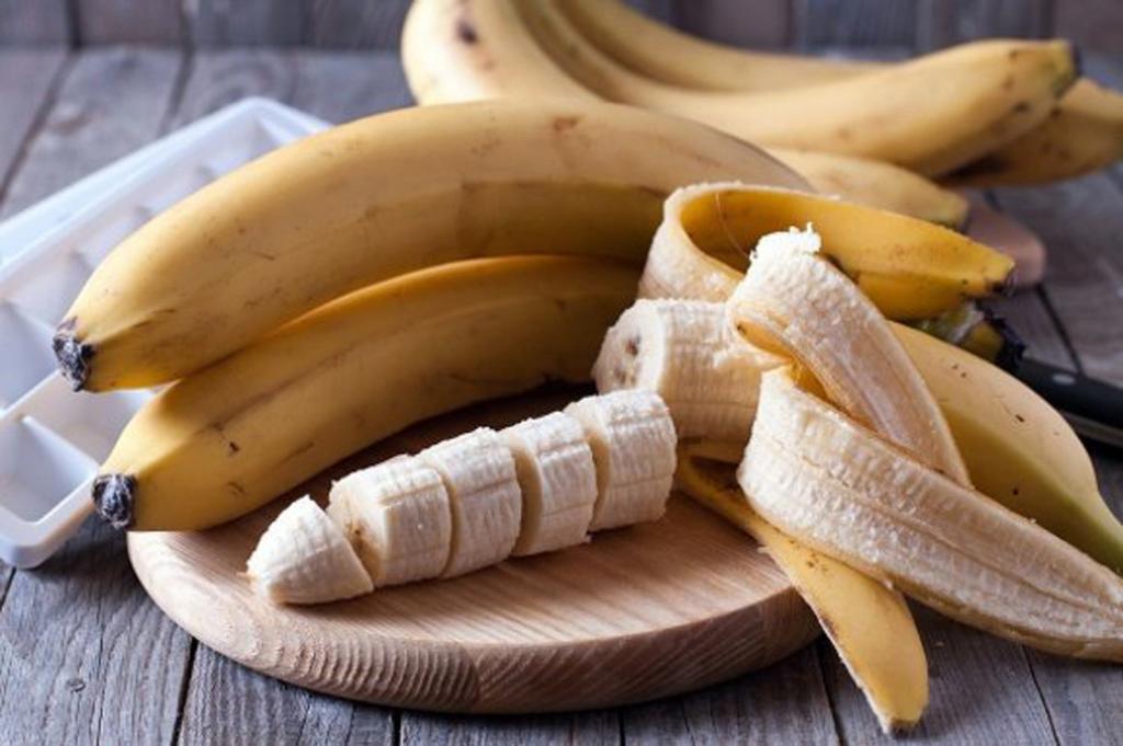Не выбрасывайте банановую кожуру, ее можно использовать для ухода за кожей