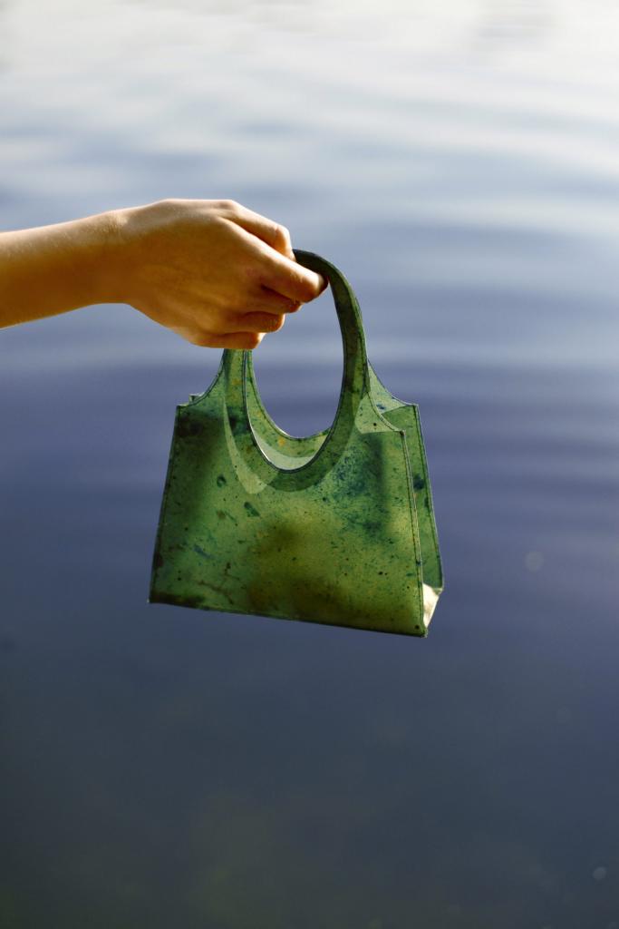 Берлинские студенты создали сумочку из фруктовой кожуры, которая растворяется в воде и превращается в удобрение для растений