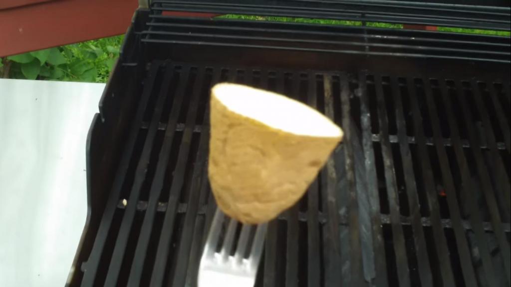 Чтобы мясо не прилипало к грилю: простой лайфхак с половинкой картофеля