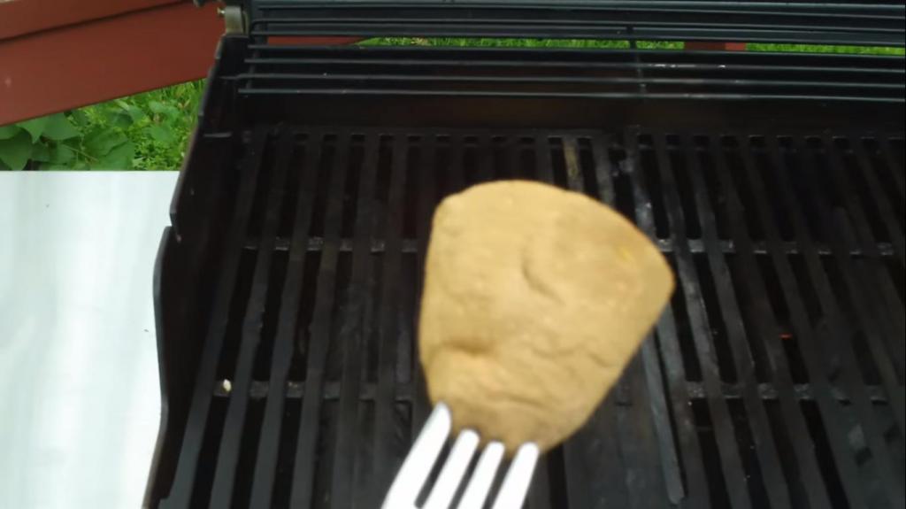 Чтобы мясо не прилипало к грилю: простой лайфхак с половинкой картофеля