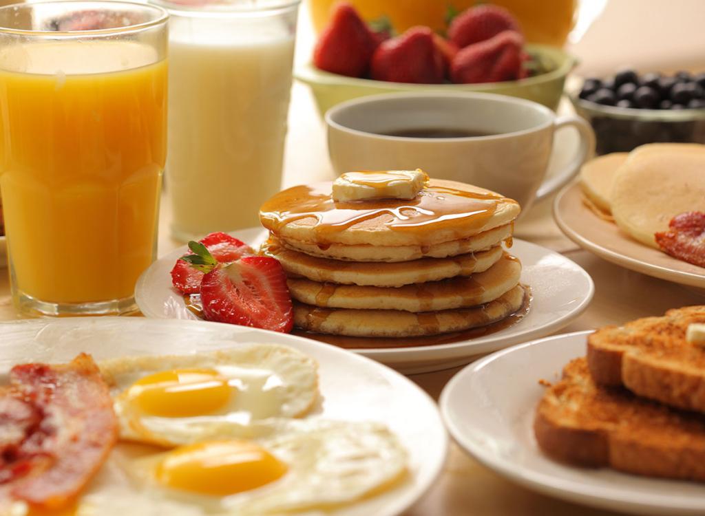 Йогурты, соки и другие продукты, которые не рекомендуется давать на завтрак ребенку (чем их можно заменить)
