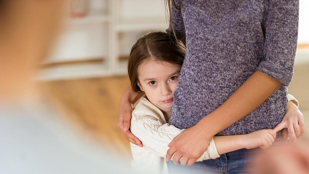 Как депрессия матери влияет на психику ребенка: болезненность восприятия критики детьми