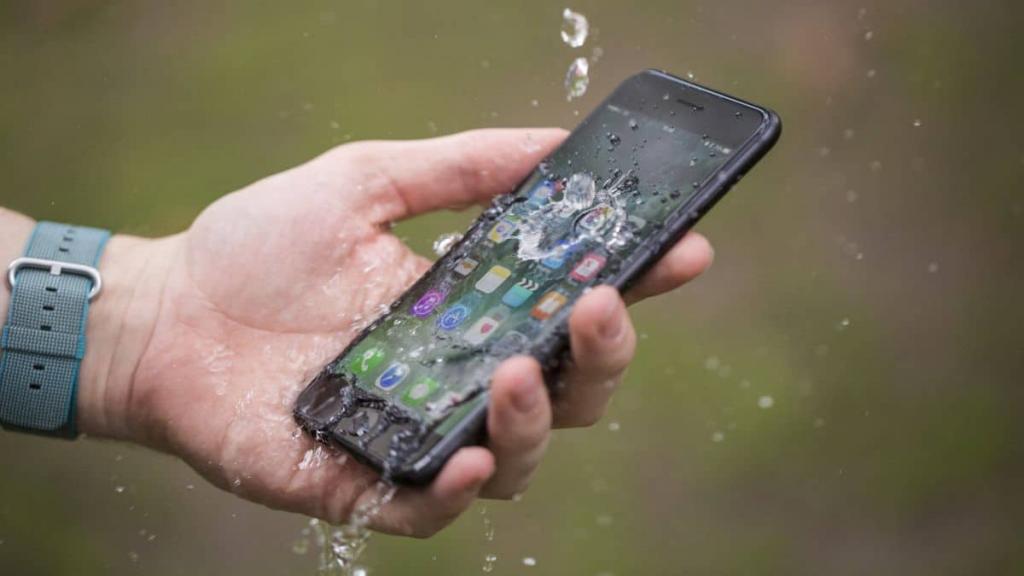 Никаких фенов и батарей: специалист напомнил об экстренных действиях при попадании воды в смартфон