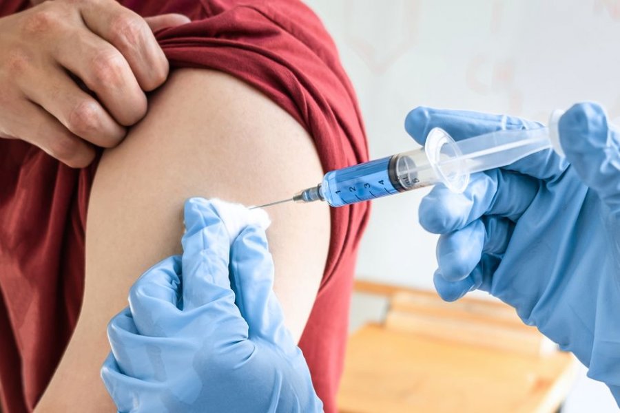 В Британии решили не ограничиваться стандартными двумя дозами вакцины от коронавируса, а вводить третью