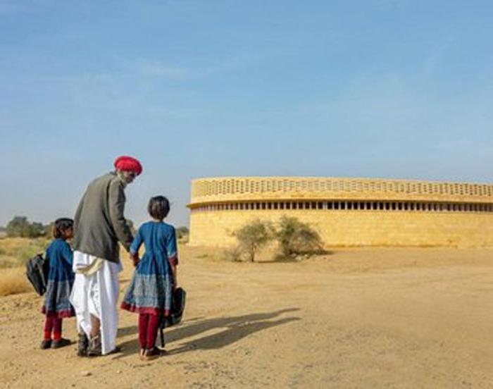 Чудо индийской архитектуры: необычная школа из песчаника посреди пустыни не нуждается в кондиционерах