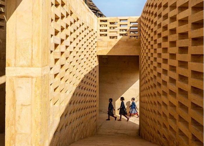 Чудо индийской архитектуры: необычная школа из песчаника посреди пустыни не нуждается в кондиционерах