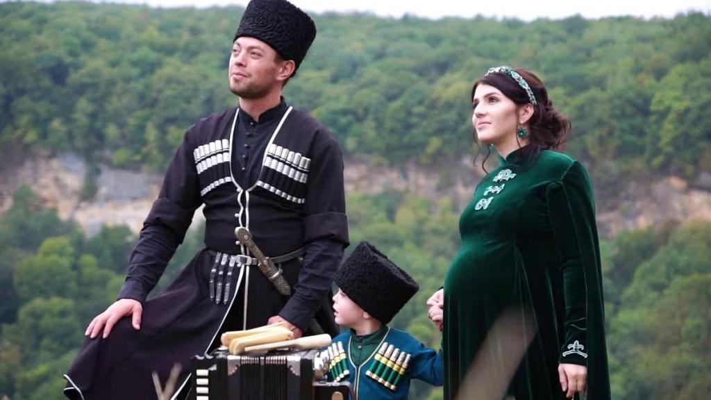 Большая разница в возрасте и запрет на прикосновения: как мужчины Северного Кавказа выбирают себе невест