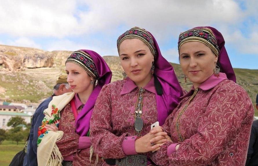 Большая разница в возрасте и запрет на прикосновения: как мужчины Северного Кавказа выбирают себе невест