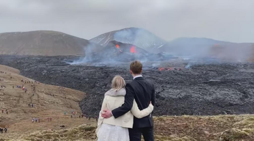 Необычная фотосессия по случаю помолвки: пара из Рейкьявика на фоне извергающегося вулкана