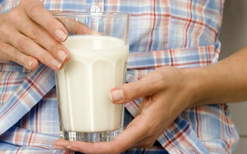 Не пить молоко натощак и не переедать за ужином: что еще нужно делать, чтобы сохранить здоровым желудок