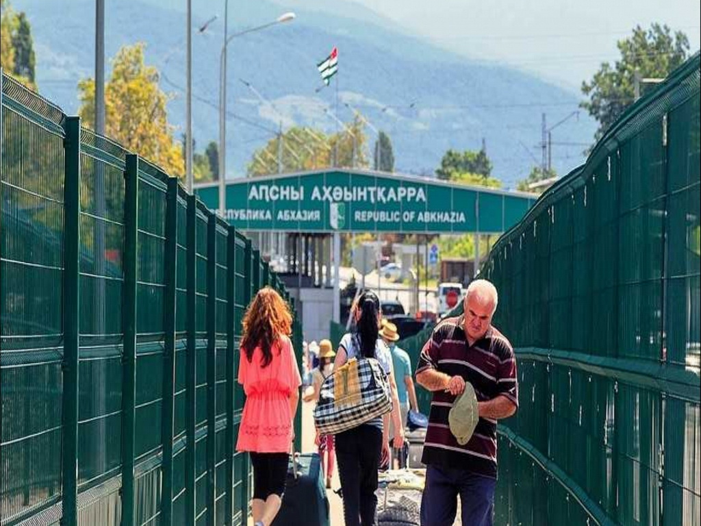 Власти Абхазии планируют упростить переход границы с Россией экскурсионным группам