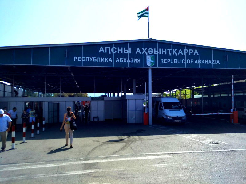 Власти Абхазии планируют упростить переход границы с Россией экскурсионным группам