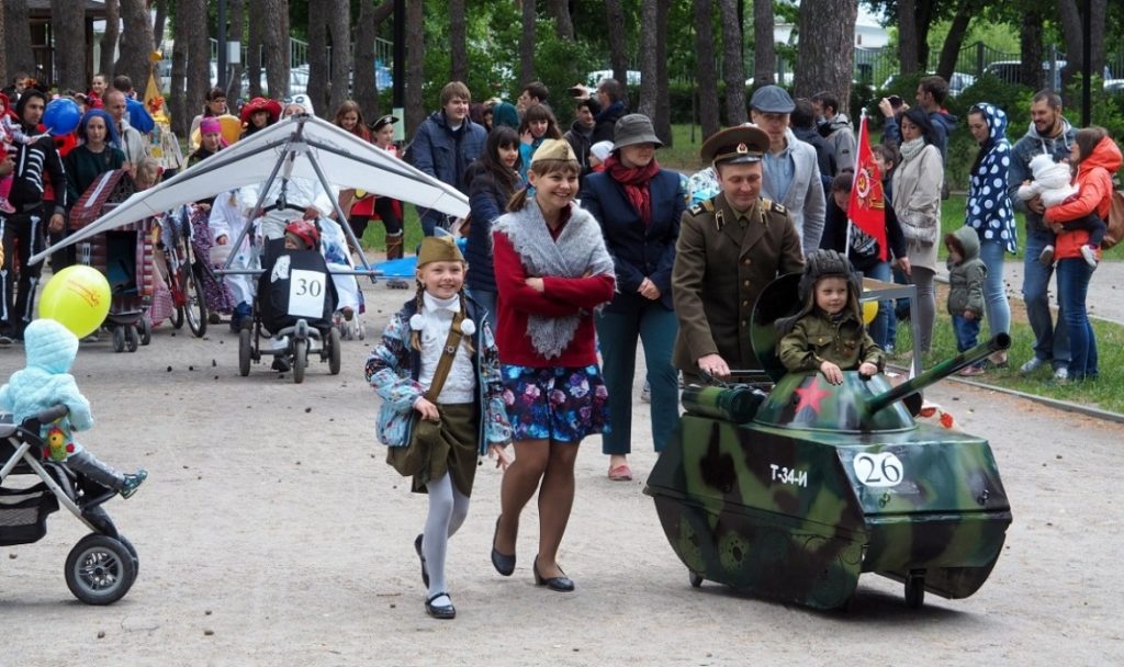 Коляски в форме танков, воздушный парад и "Бессмертный полк" из космоса: как россияне отпраздновали День Победы