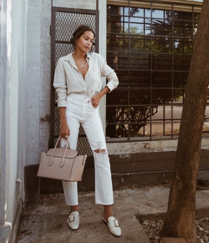Белая блузка никогда не выходит из моды: 4 стильных и современных образа
