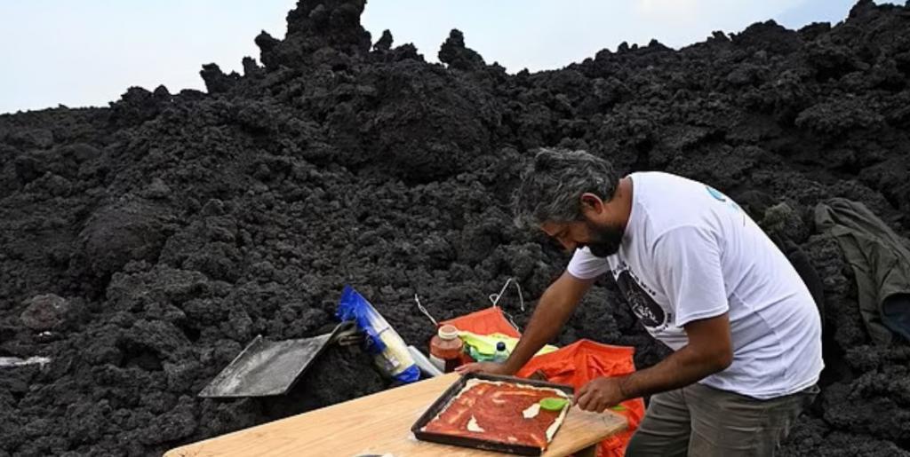 Смекалистый предприниматель в Гватемале использует действующий вулкан, чтобы готовить пиццу для туристов: фото