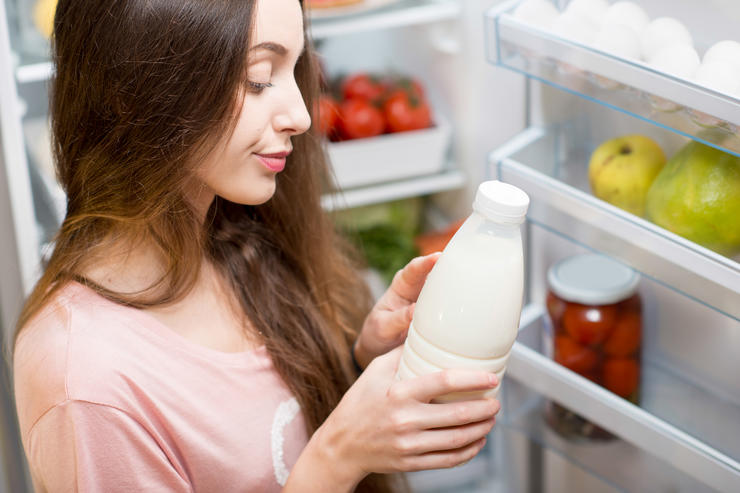 Эксперты рассказали, почему молоко не стоит хранить в дверце холодильника