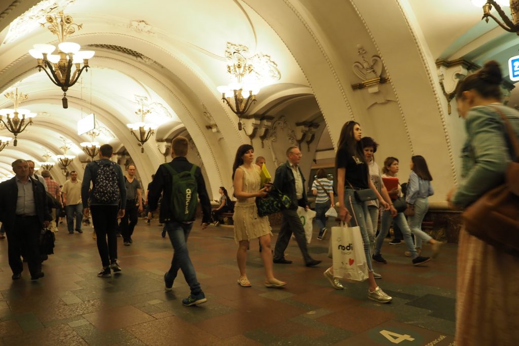 Американец, немец и англичанин: что говорят иностранцы о московском метро, сравнивая его со своим