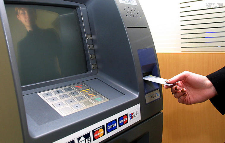 Банки запустят сервис для снятия денег с чужой карты