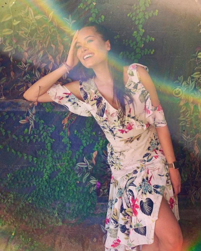 Платье с цветочными мотивами и рюшами в сочетании с банданой: летние образы в стиле кэжуал от Мисс Вселенная 2020