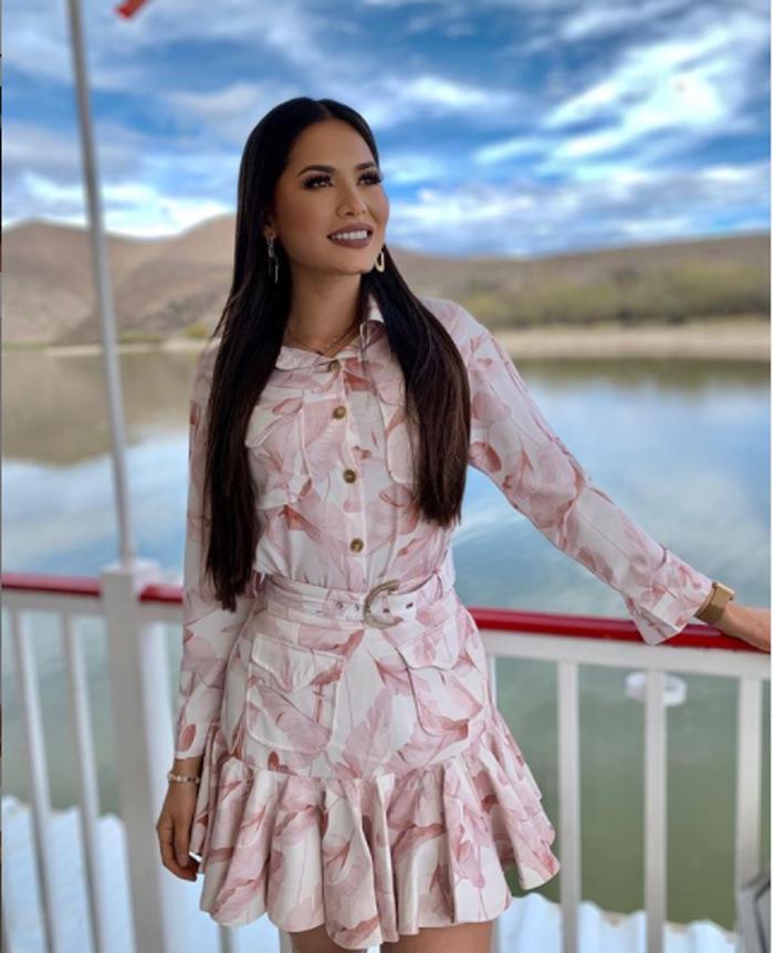 Платье с цветочными мотивами и рюшами в сочетании с банданой: летние образы в стиле кэжуал от Мисс Вселенная 2020