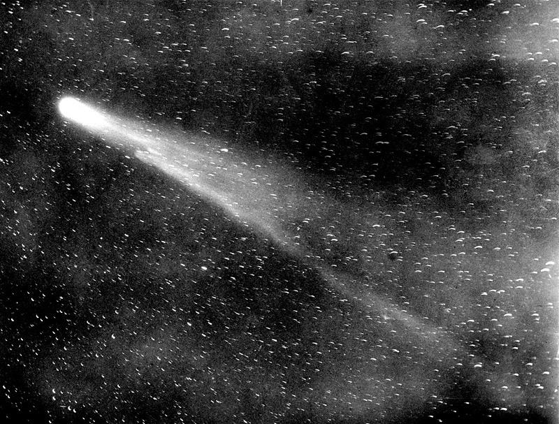 «Антикометные» таблетки и «запах спирта» в воздухе: как комета Галлея 111 лет назад посеяла панику во всем мире