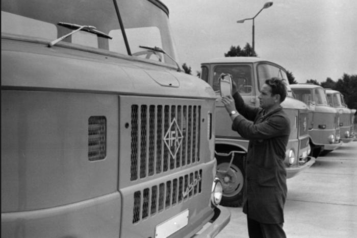 Производство советского «Москвича-412», Trabant из ГДР и других легендарных марок машин из социалистического прошлого (фото)