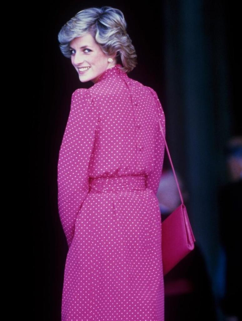 Так элегантно носить розовый умела только Диана: лучшие образы принцессы как образец безупречного стиля