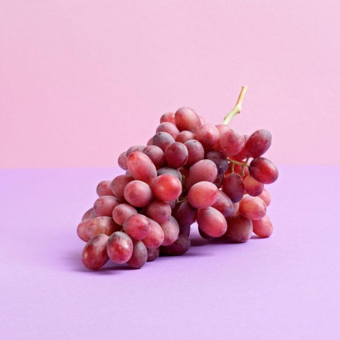 Сочный красный виноград 