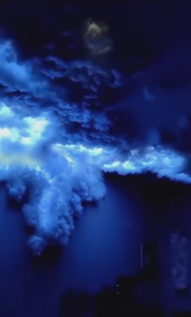 Грозовые облака из светодиодной ленты и ваты: креативный потолок в комнате