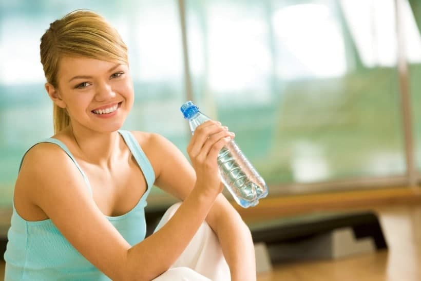 Почему во время тренировок нужно пить воду и кому пригодятся изотоники