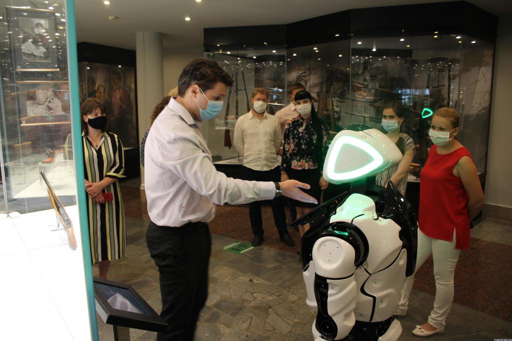 Российский робот Promobot принят на работу гидом в музей монумента Байтерек, расположенный в столице Казахстана